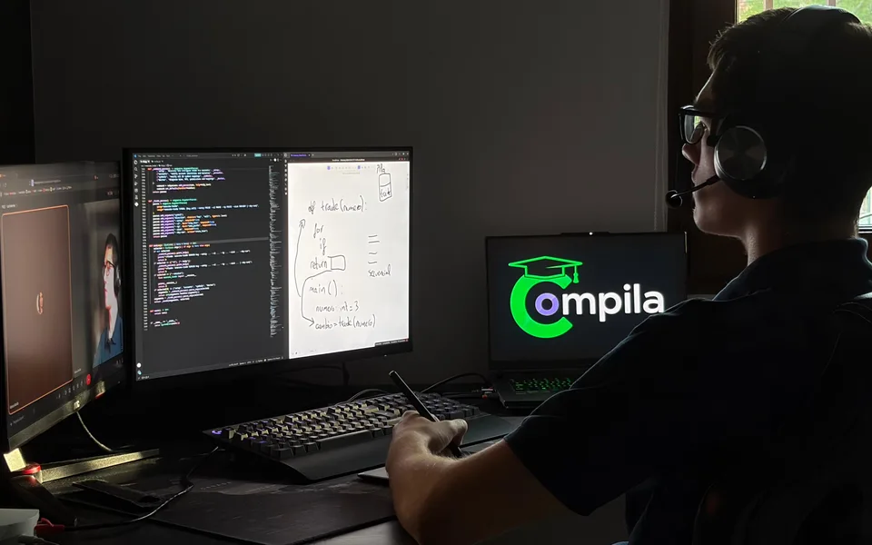 Elouan dando clase online, con apuntes y ejercicios en pantalla