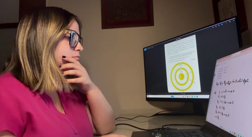 Mónica dando clase online, con apuntes y ejercicios en pantalla
